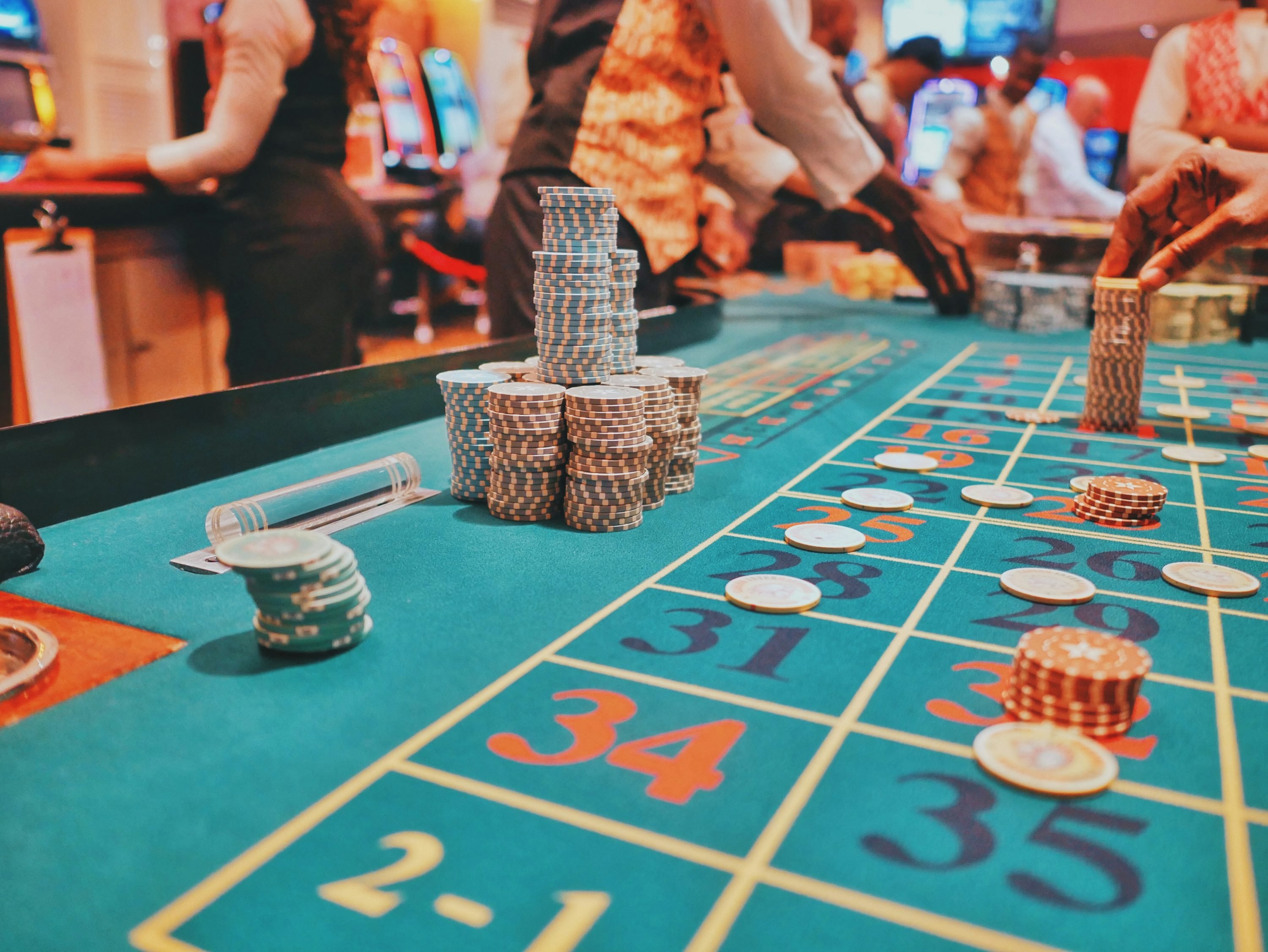 Antarmuka platform rogtogel menampilkan menu sportsbook, live dealer, dan slot games